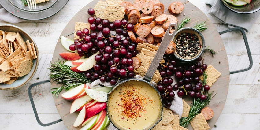 Try yummy and delicious food at a restaurant offering several local flavours of the country.
