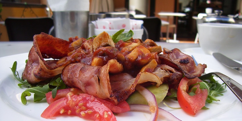 Fresh, local cuisine options are available for visitors near Springbrook National Park.