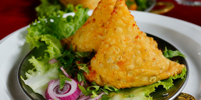Enjoy the famous delicacies on your trip to the tourist attractions of Maharashtra, India.