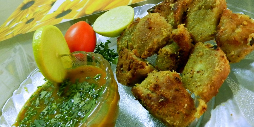 A picture of delicious local Maharashtrian street foods outside Sinhgad Fort