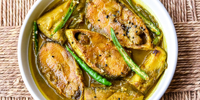 Image of a plate of fish curry that you can relish around Sajnekhali Wildlife Sanctuary.