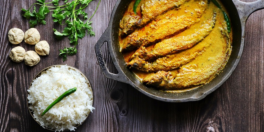 An image of popular Kolkata restaurants with traditional Bengali dishes near Kalighat Temple.