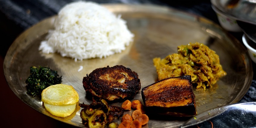 An image of popular dining spots near Kalyaneshwari Temple with local food offerings