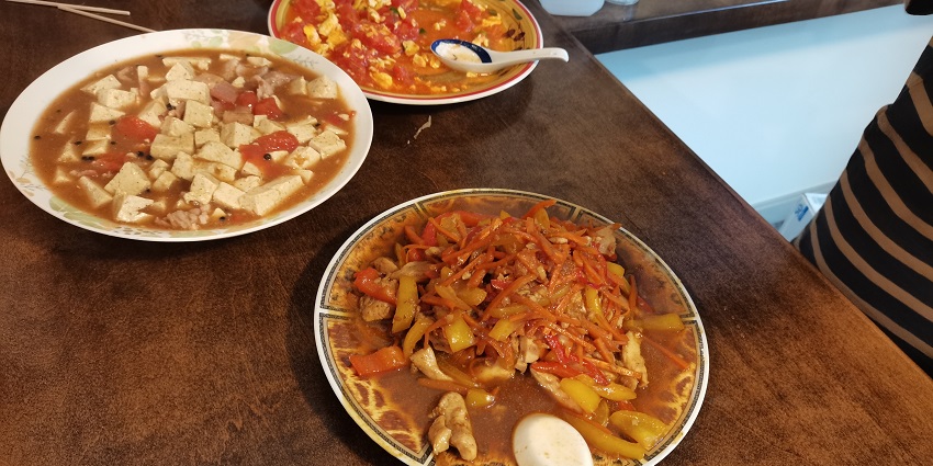 A picture showing local delicacies being served at a restaurant near Shantiniketan Museum