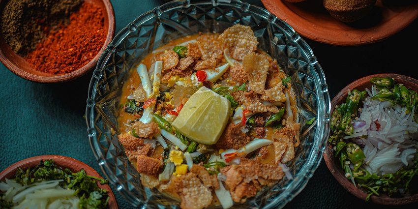 A picture of delicious Indian cuisine that you can relish around the Chandraketugarh Museum.