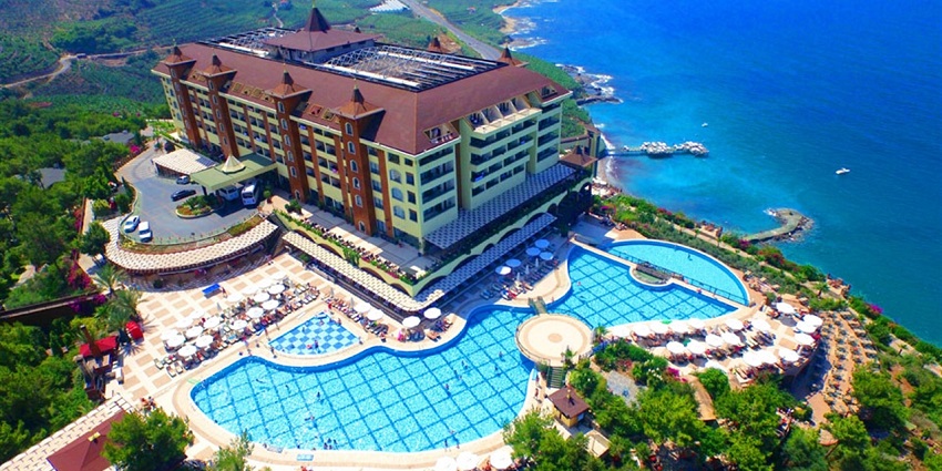 Pamukkale accommodations offer comfort, wellness amenities, and easy hot spring access.