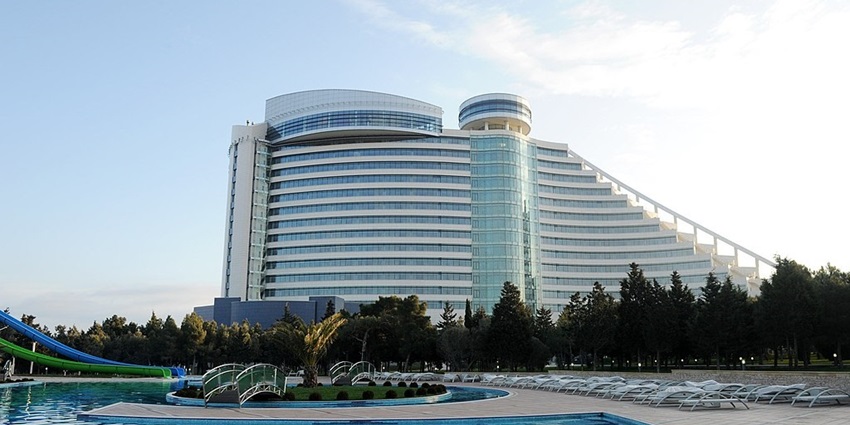 Image of a hotel building in the of Baku—Explore the beautiful Jinn Mosque
