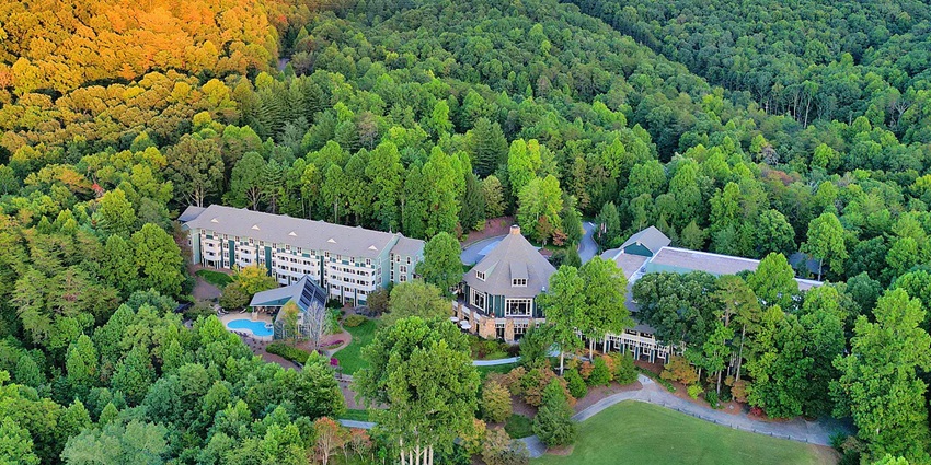 Accommodation options near Jvari Monastery range from budget to luxury.