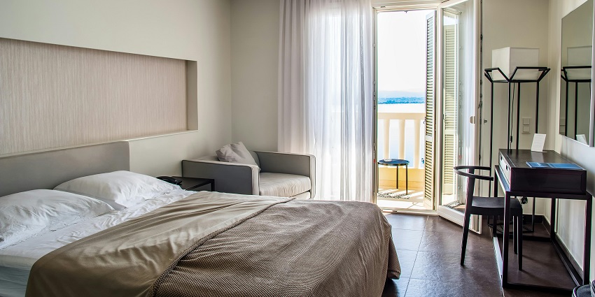 An image of a hotel room similar to those available near the national park in Wyoming.