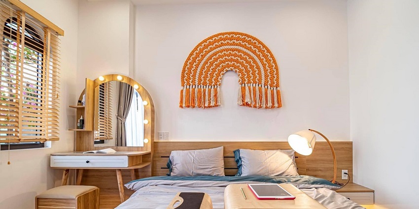 Modern bedroom with stylish interior design, featuring a large bed and cosy atmosphere.