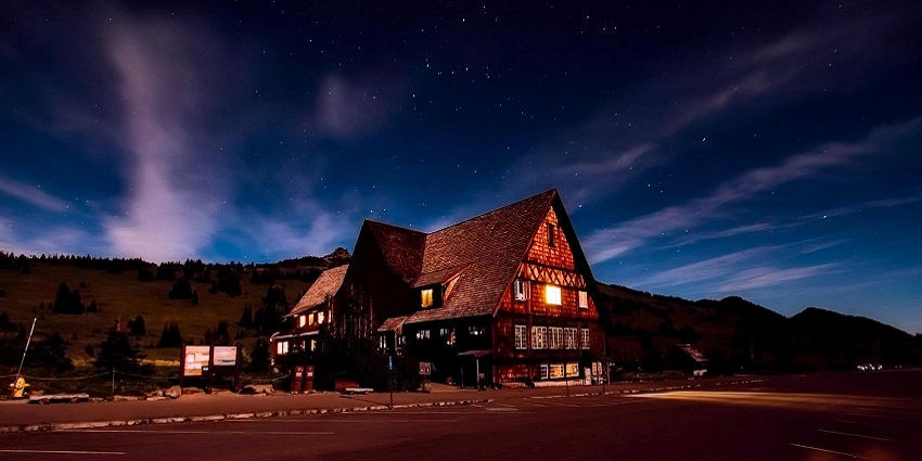 An image of a lodge similar to the Chisos Mountains Lodge near Big Bend Park