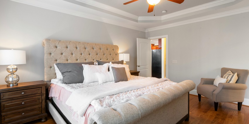 Image showcasing a hotel room like those available near the Crater Lake National Park Oregon USA.