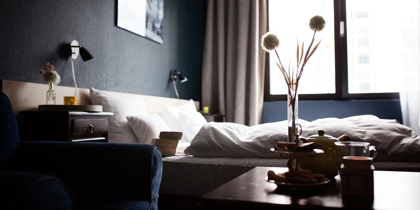 An image of an astonishing hotel room similar to what visitors can find to stay.