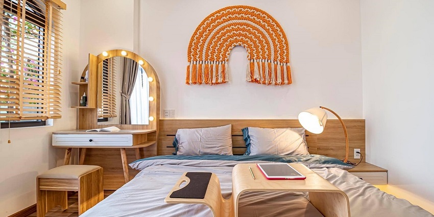 A modern bedroom with stylish interior design, featuring a large bed and cosy atmosphere.