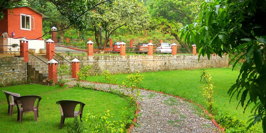 Diverse accommodation in Auli: luxury resorts and budget guesthouses.