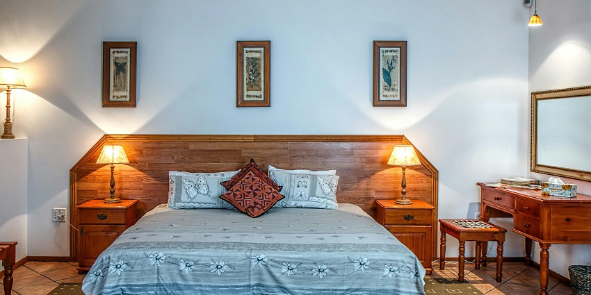 A view of a hotel room near the Marble Palace zoo, for a comfortable and affordable stay.