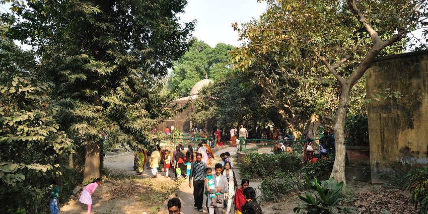 A view of people visiting the Alipore Zoo to get a glimpse of many animals and birds.