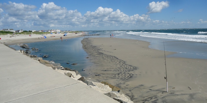 A picture of a beach on the coast of Wildwood, with views of the Atlantic Ocean’s blue waters