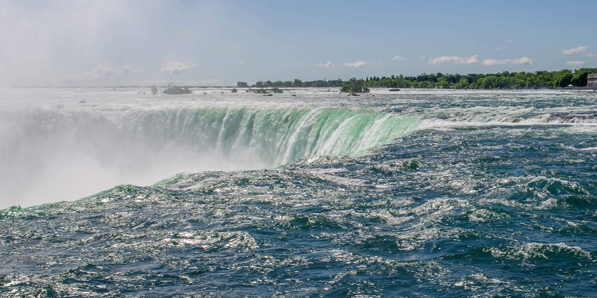 A view from the Skylon Tower shows the Rainbow Bridge and the Horseshoe Falls.