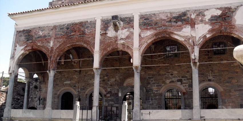 Ottoman mosque near Istanbul's bustling spice market.
