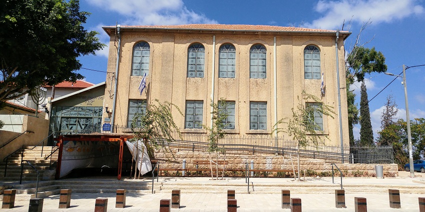 Prominent synagogue in Jerusalem known for its grand architectural design.