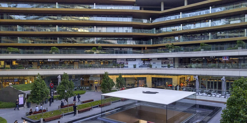 Upscale Istanbul shopping centre with luxury brands, dining, and performances.
