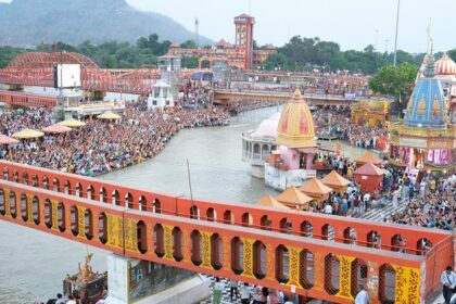 Image of Haridwar near holy river and crowd doing pooja - explore the Haridwar Temples