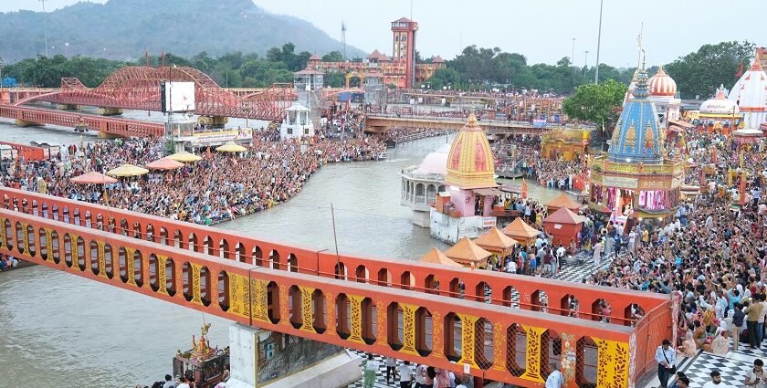 Image of Haridwar near holy river and crowd doing pooja - explore the Haridwar Temples