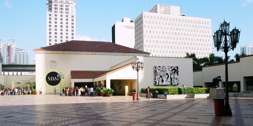 One of the best things to do in Miami in October is to admire art at the Pérez Art Museum
