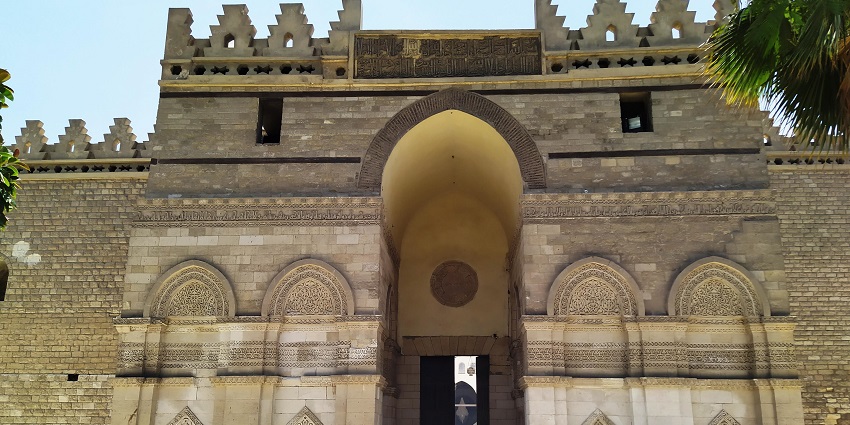 A beautiful entrance gate of Al-Hakim Mosque showcasing its gorgeous colour palette