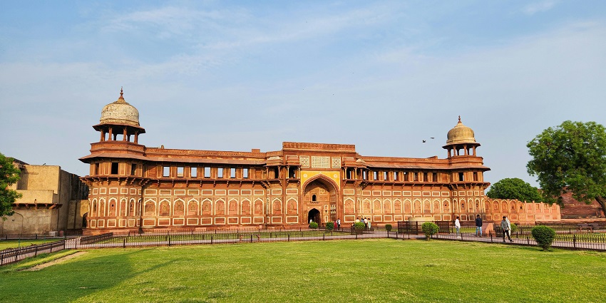 Agra Fort is another ideal place to visit with your partner to add a touch of romance to your relationship