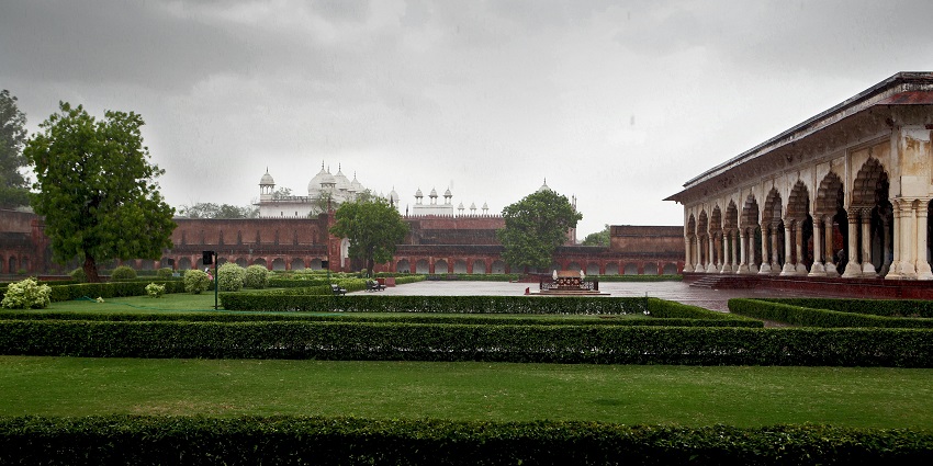 Explore the history and the royal past of Agra fort, one of the best places to visit in Agra with family.