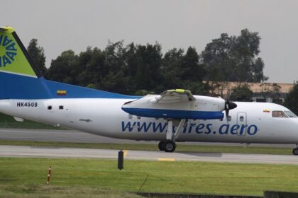 A famous Boeing landing in one of the airports in Colombia.