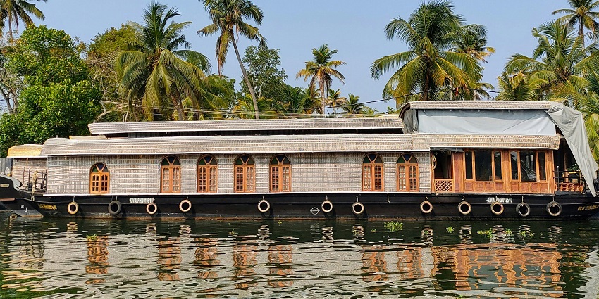 Network of canals, lagoons, and houseboat experiences highlighted in Alleppey travel guide.