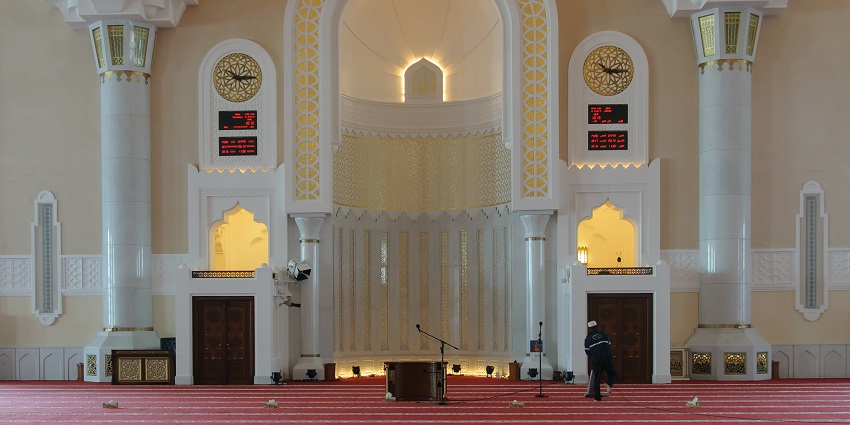 Tranquil mosque located within Aspire Park, offering serene surroundings.