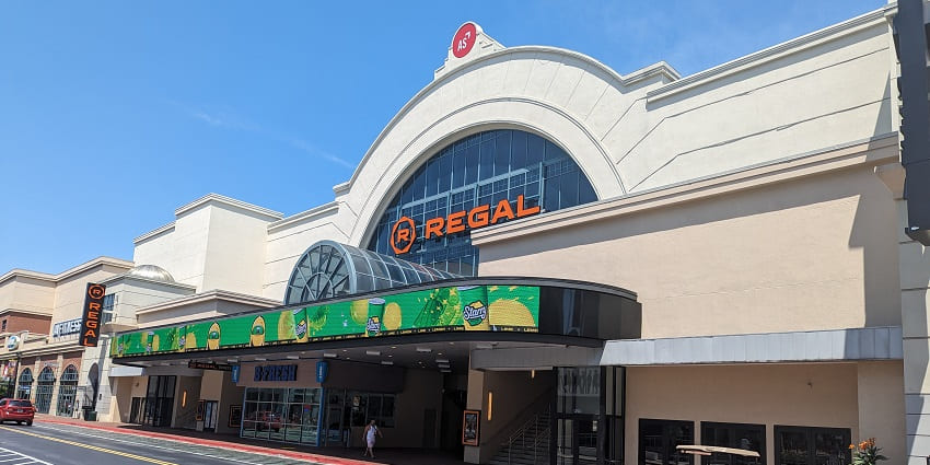 An image of a mix of retail, dining, and entertainment at Atlantic Station, one of the top shopping in Atlanta.