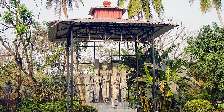 A picture of visitors participating in an idol-making workshop at Durga Museum Kolkata.