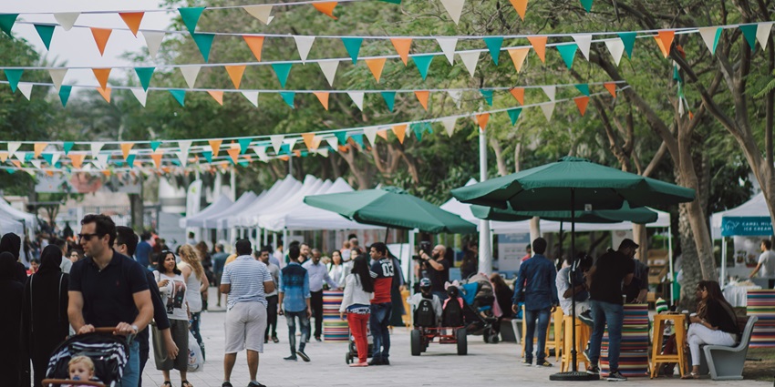 Image of Mount Dora Craft Fair with shops aligning the streets and people walking around.