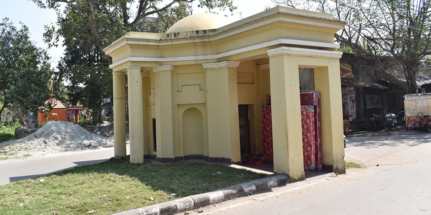 A picture of a small monument in the center of a park in Barrackpore, West Bengal