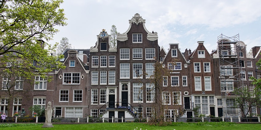 Discover Begijnhof among the historic places to visit in Amsterdam for charm.