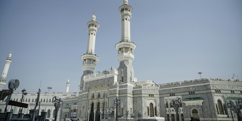 The best time to visit the biggest mosque in the world is between October and March.