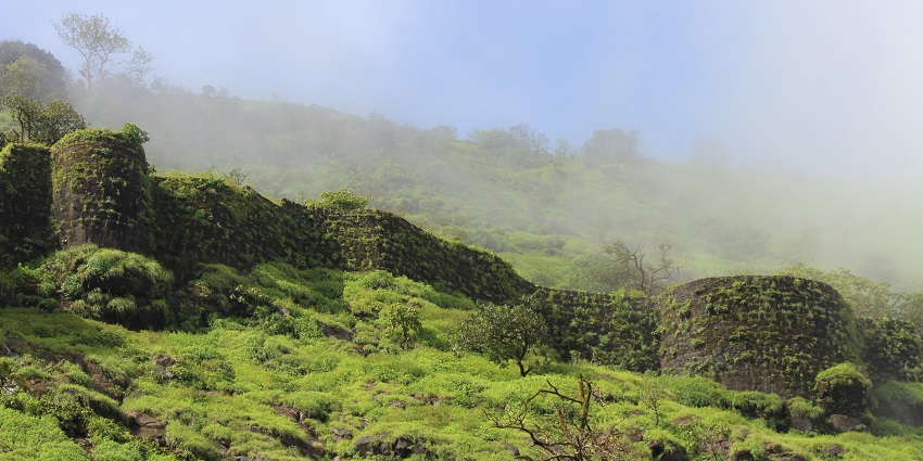 An image of Raigad Fort, a famous tourist destination to visit in Maharashtra.