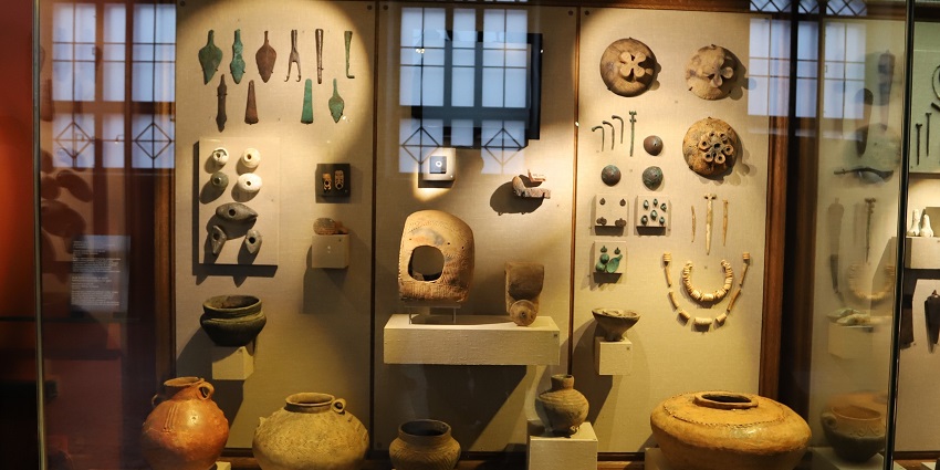 The pleasant time to visit the art gallery is winter from November and February.