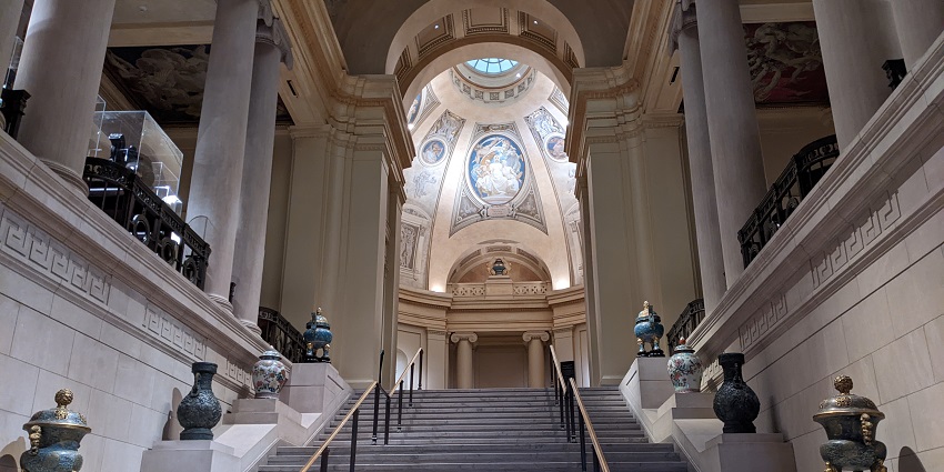 An image of the Museum of Fine Arts in Boston, showcasing its Fenway entrance