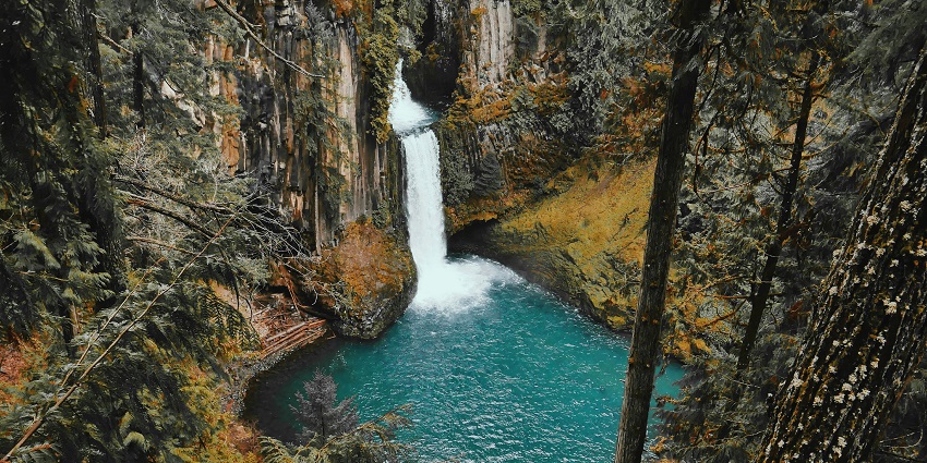 An Image of this beautiful place, flowing into the pool below.