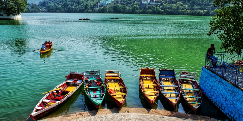 Beautiful image of the iconic Bhimtal lake and boats floating on it at the bank