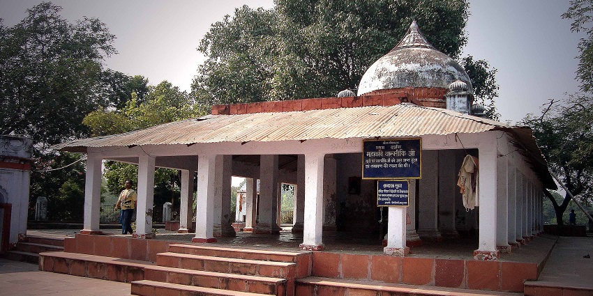 Take a spiritual dip at Bithoor by staying in one of the ashrams on the banks of Ganga.