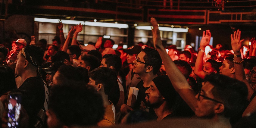 Image of a crowd dancing inside a club, the best places for nightlife in Belarus.