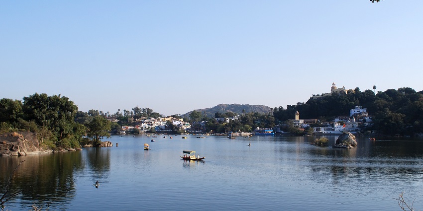 Relaxing boat rides on Nakki Lake amidst picturesque surroundings, highlighted in Mount Abu travel guide.