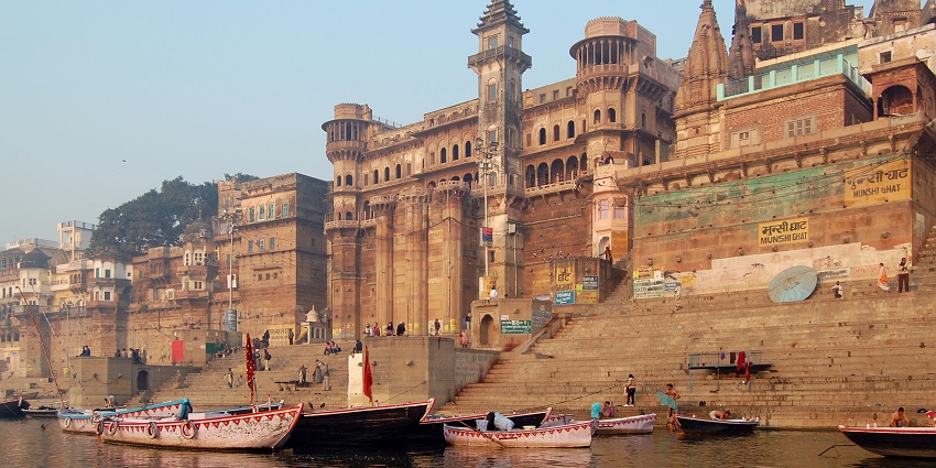 An image of boats carrying people in river Ganga- Thwings to do in Prayagraj.
